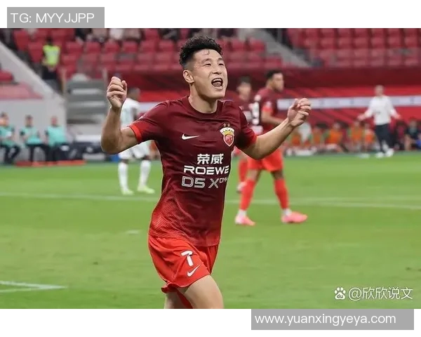 足球明星寸头上场展现风采引发球迷热议与时尚潮流碰撞